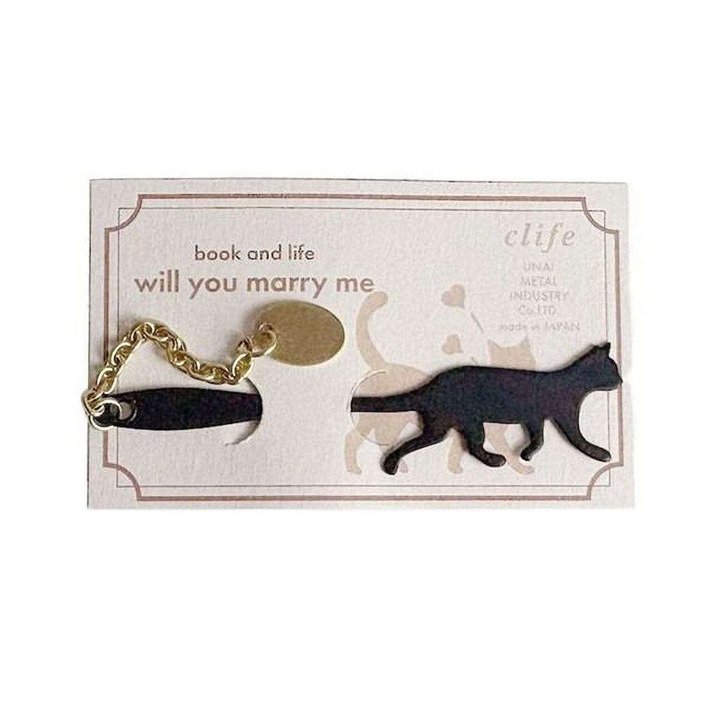 a black cat charm with a gold chain attached to it.